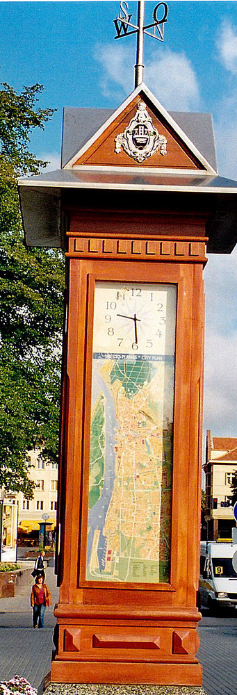 Stadtbilderklärung mit Uhr in Klaipeda (Memel)