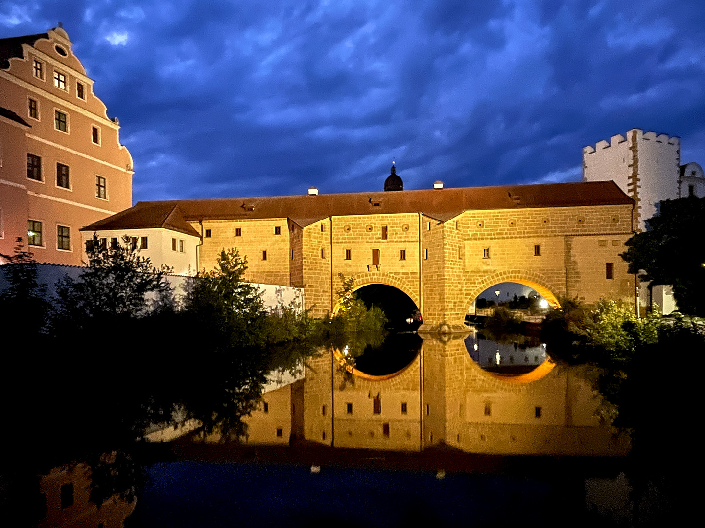 Stadtbrille mit Gewitterwolken