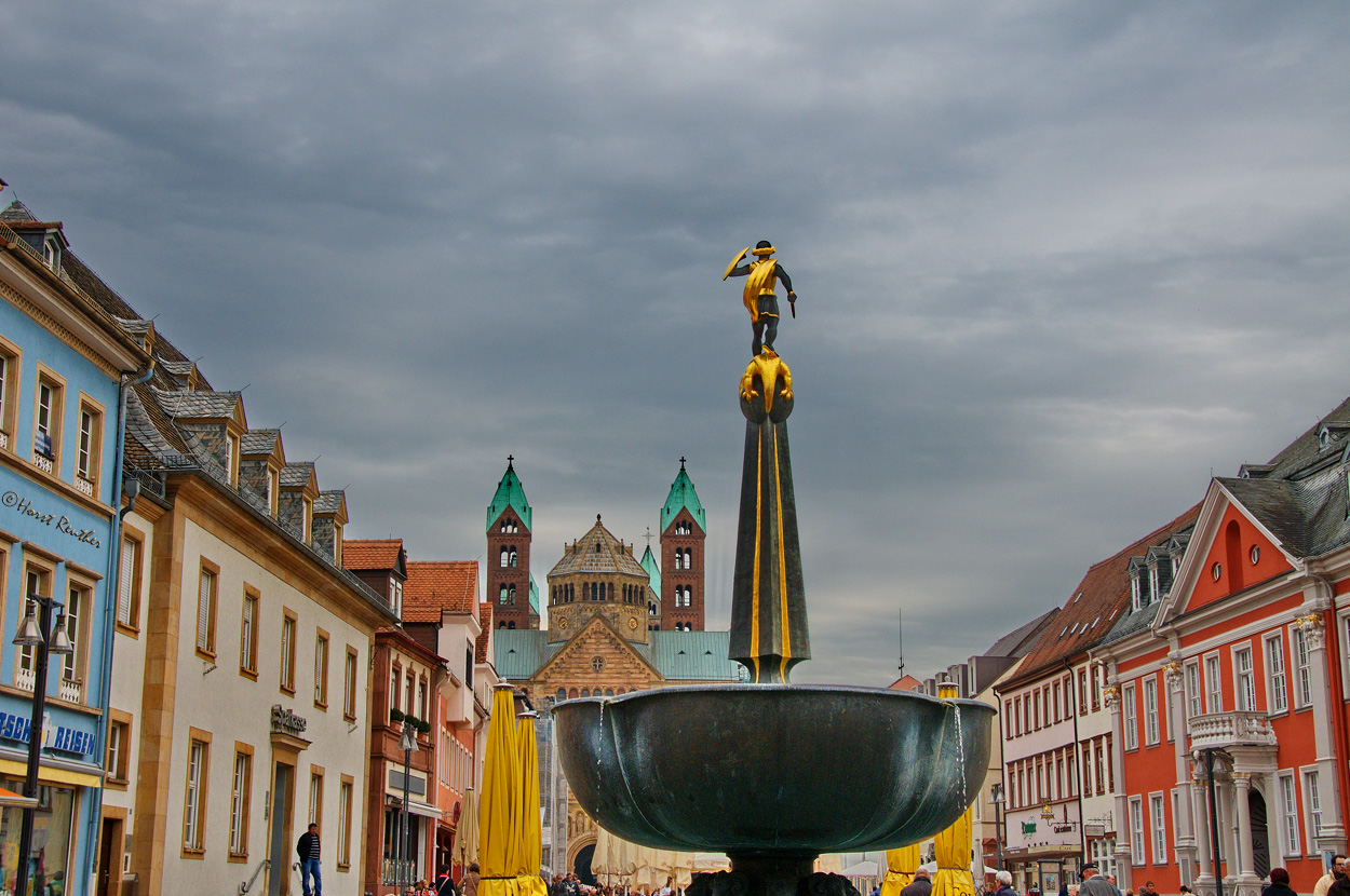 Stadtbrunnen und der Dom zu Speyer