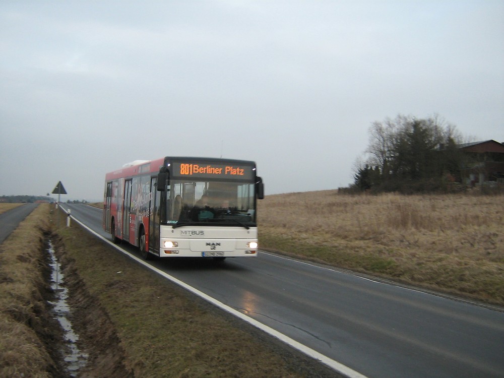 Stadtbus auf Überlandfahrt.