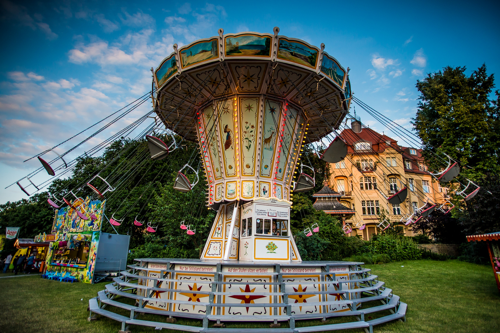 Stadtfest mit altem Karussel