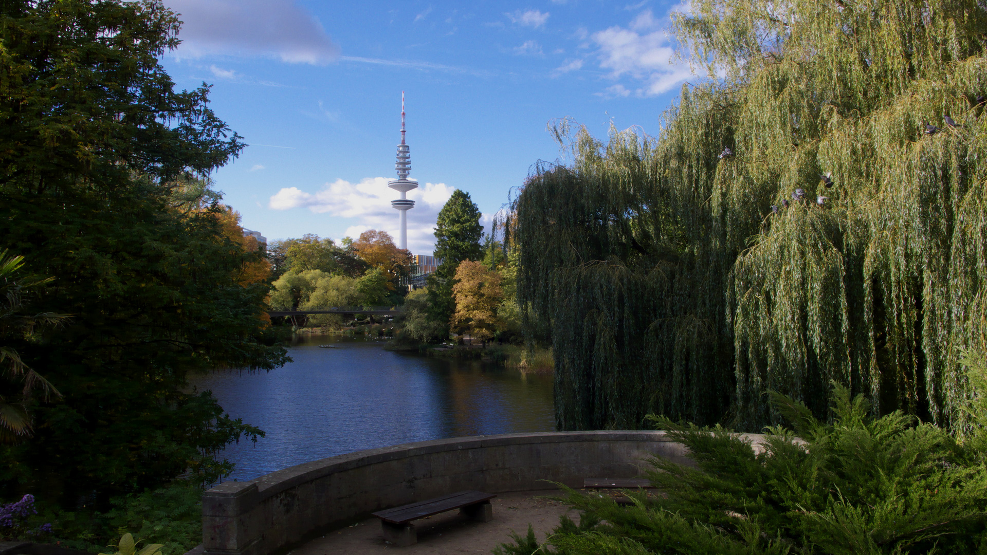 Stadtgraben in Hamburg mit Fernsehturm