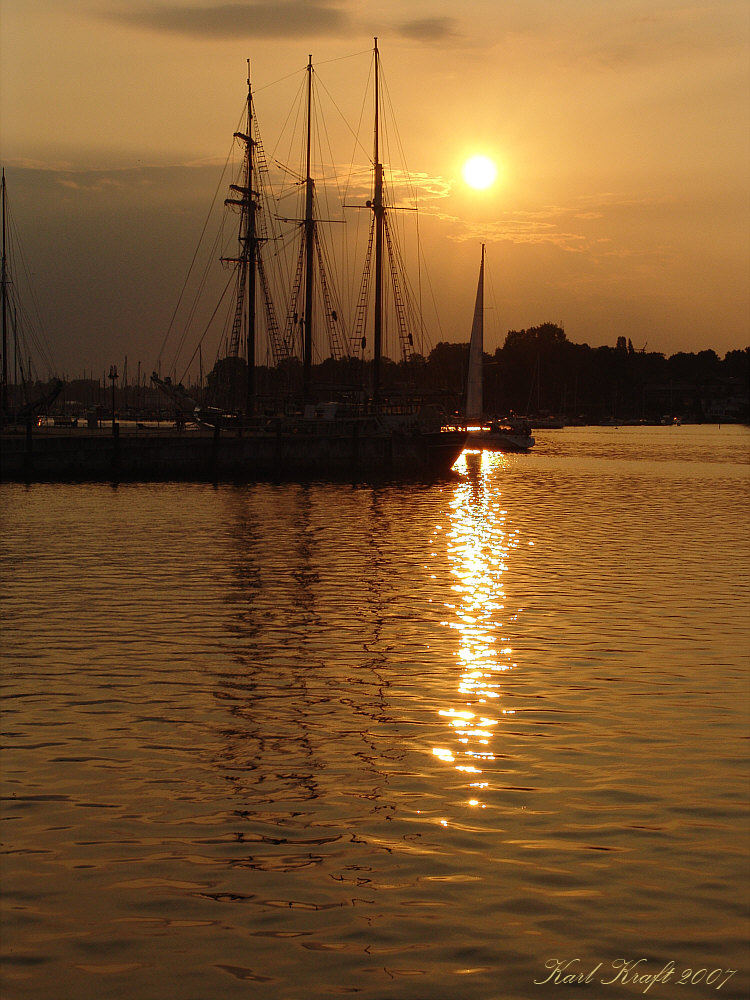 Stadthafen Rostock am Abend