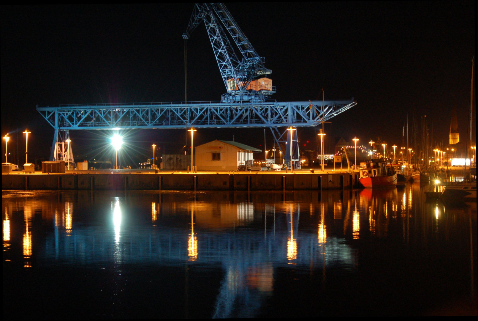 Stadthafen Rostock Kran bei Nacht