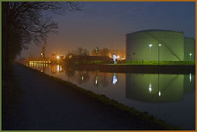 Stadthafen und Tanklager Lünen bei Nacht