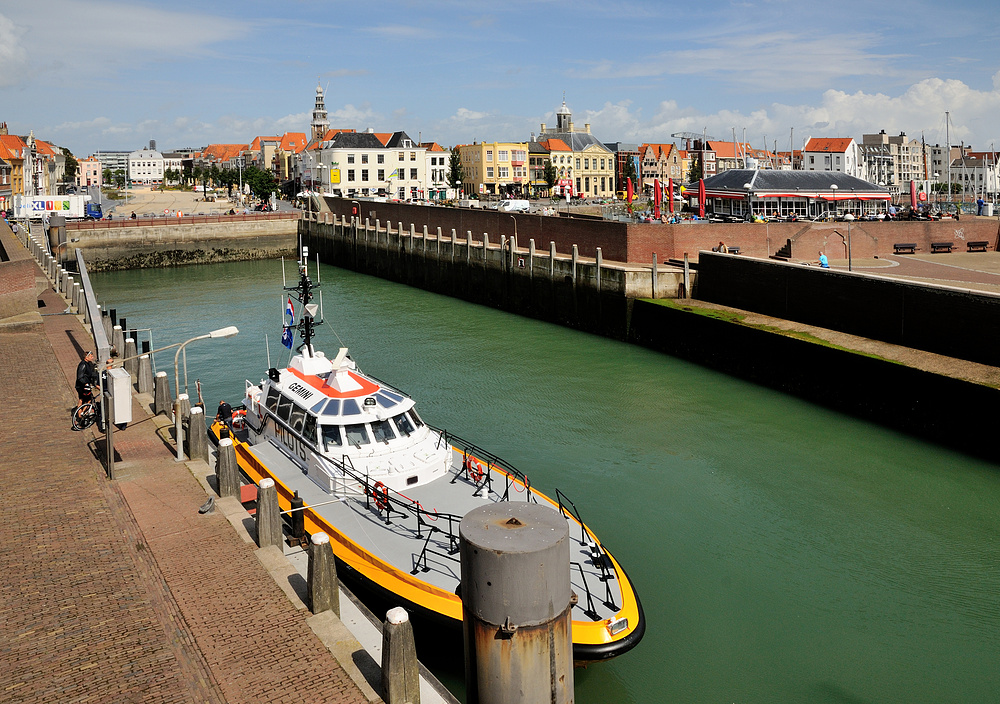 Stadthafen von Vlissingen, im Vordergrund eines der 3 Lotsenschiffe, Vlissingen...