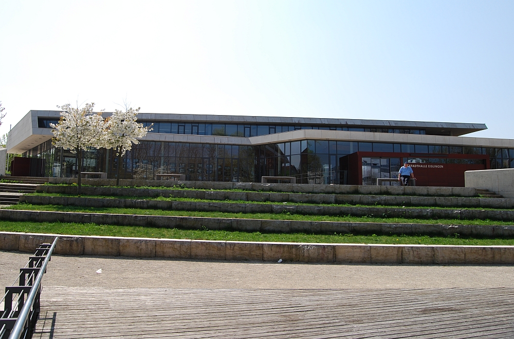 Stadthalle Eislingen bei Tag ohne Schnee