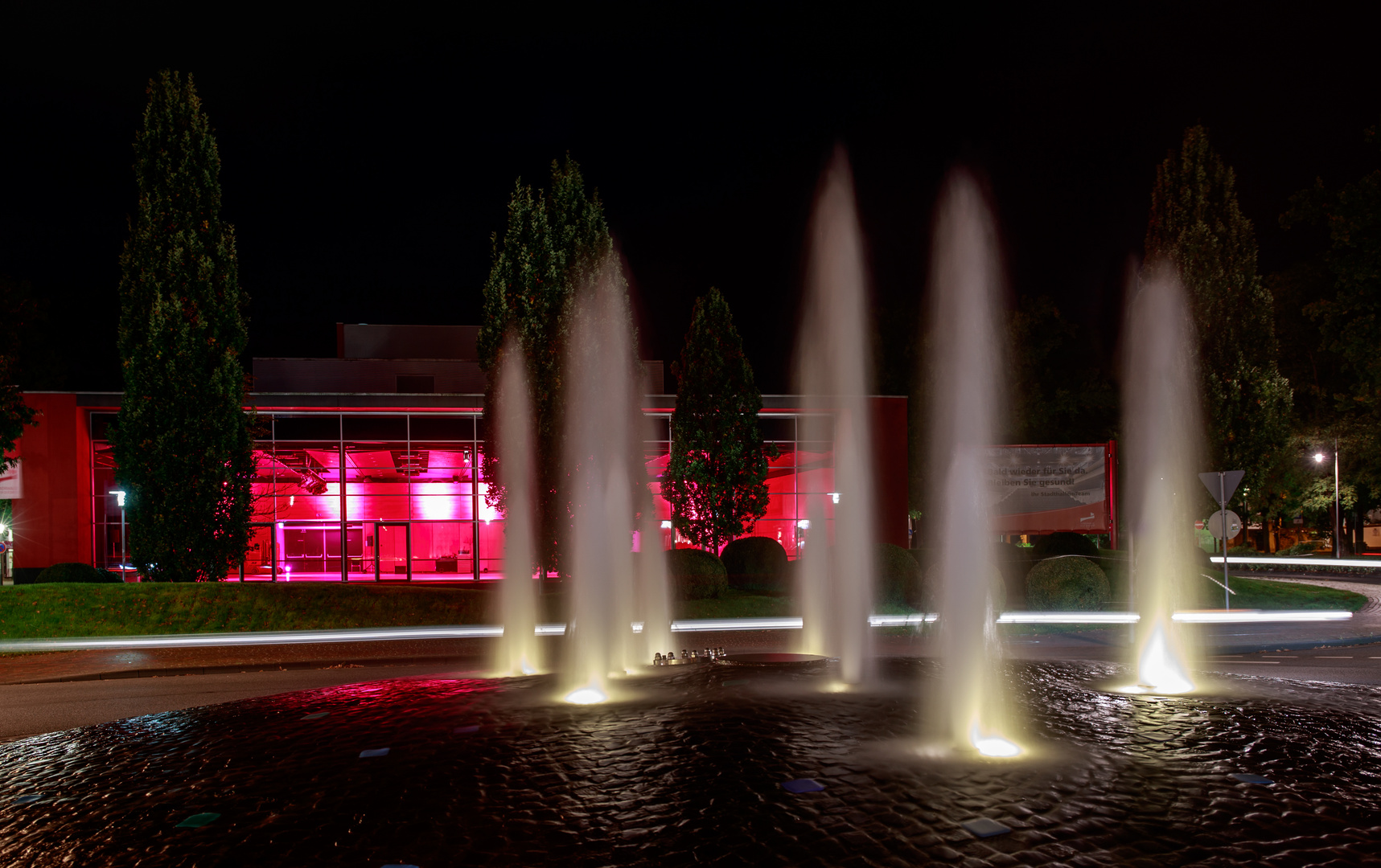 Stadthalle mit Wasserspiel