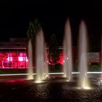 Stadthalle mit Wasserspiel