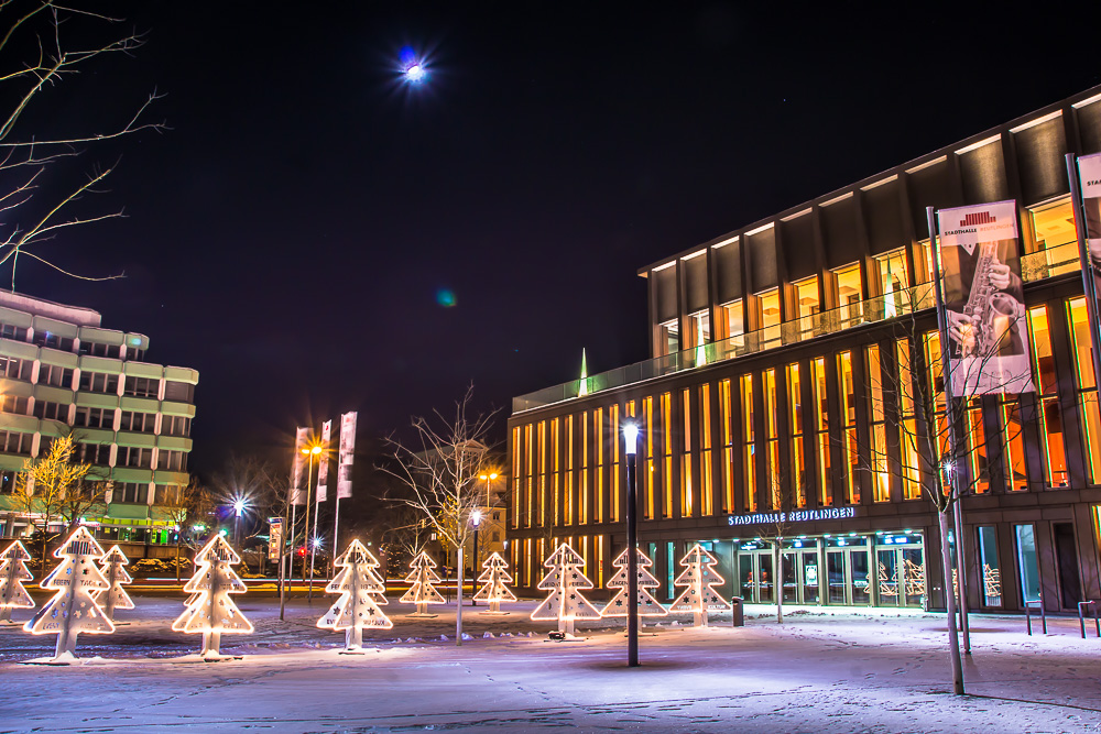 Stadthalle Reutlingen in einer winterlichen nacht