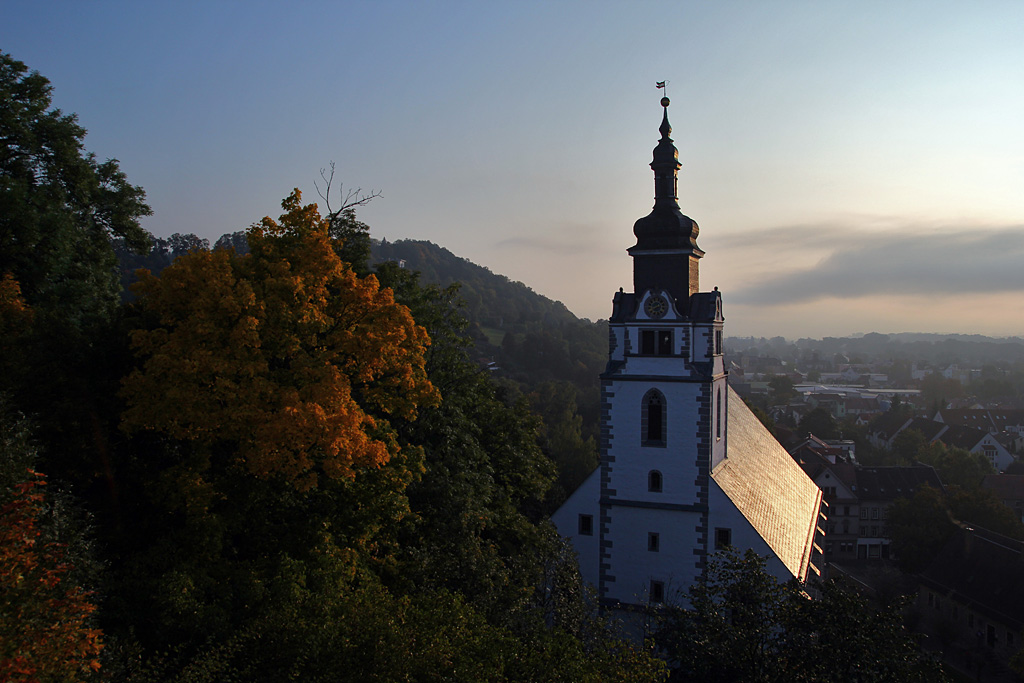 Stadtkirche in morgendlichen Herbstnebel