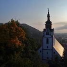 Stadtkirche in morgendlichen Herbstnebel