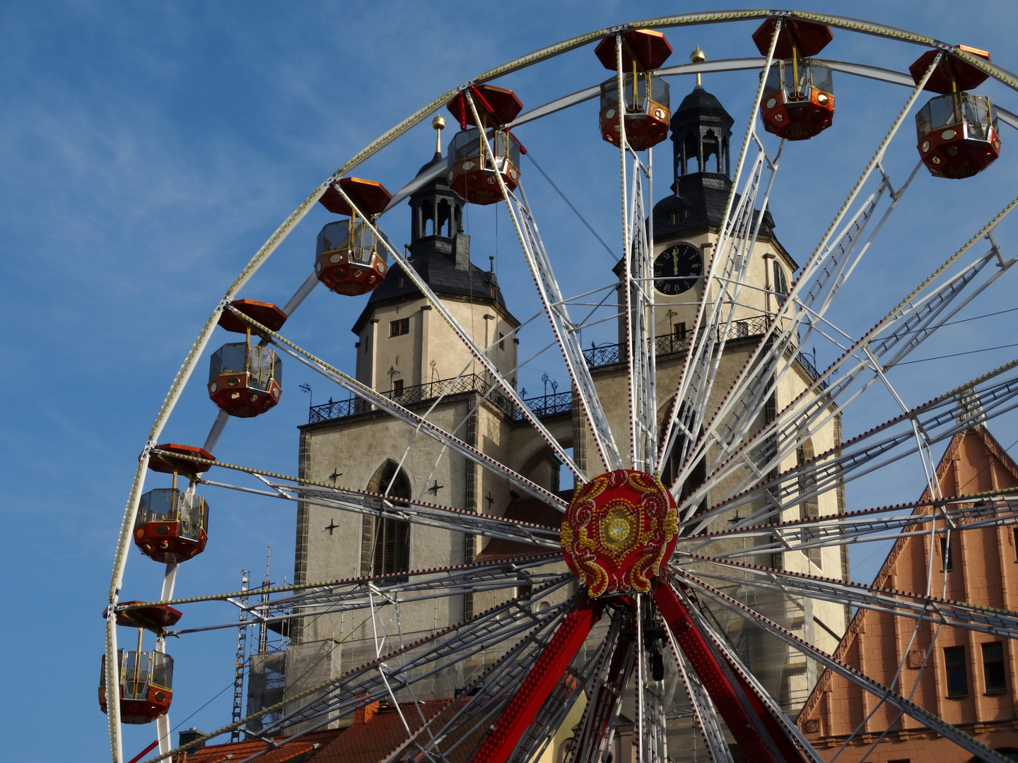 Stadtkirche Wittenberg mit kleinem Riesenrad, Dezember 2014