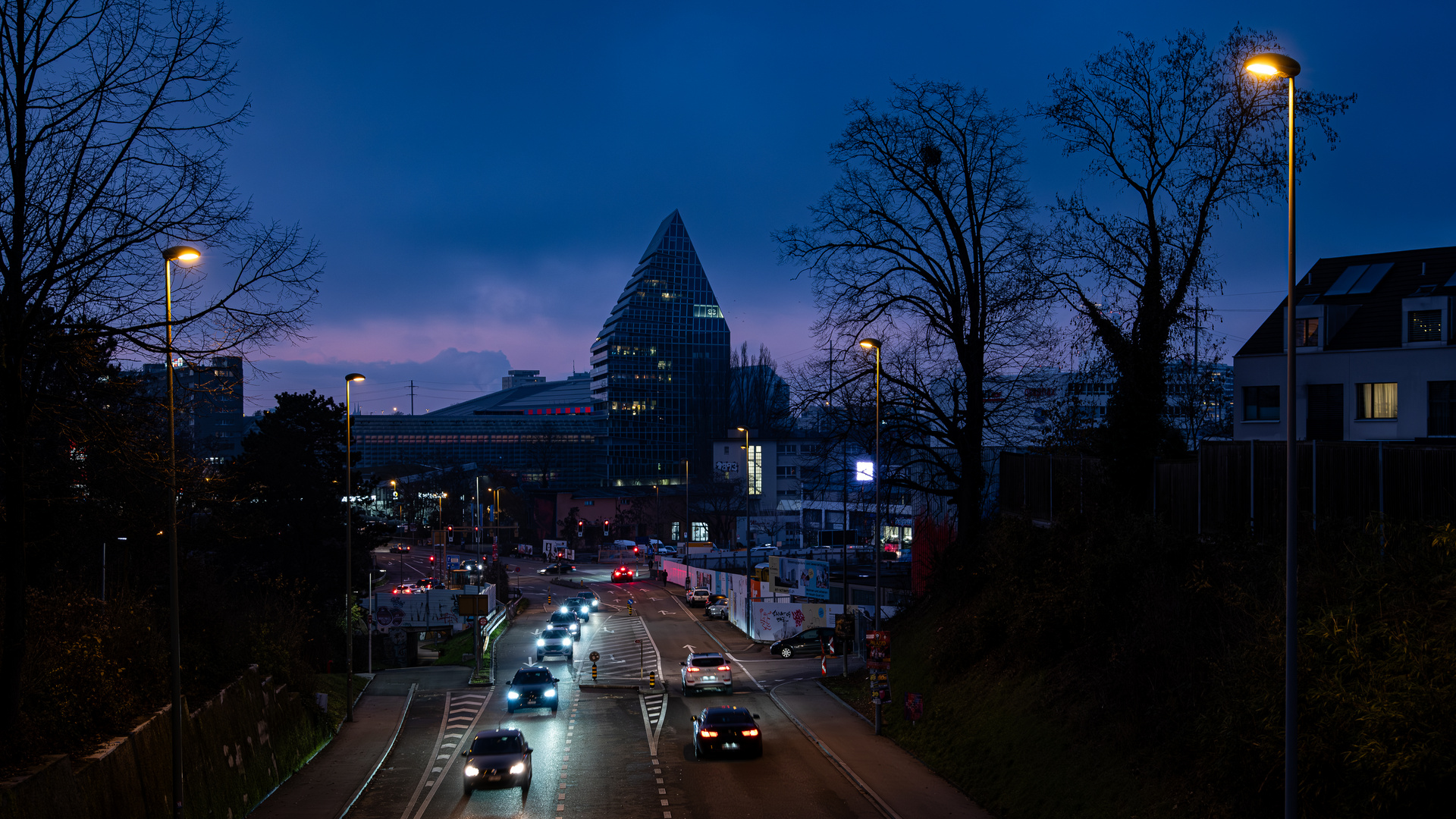 Stadtlandschaft beim Eindunkeln 