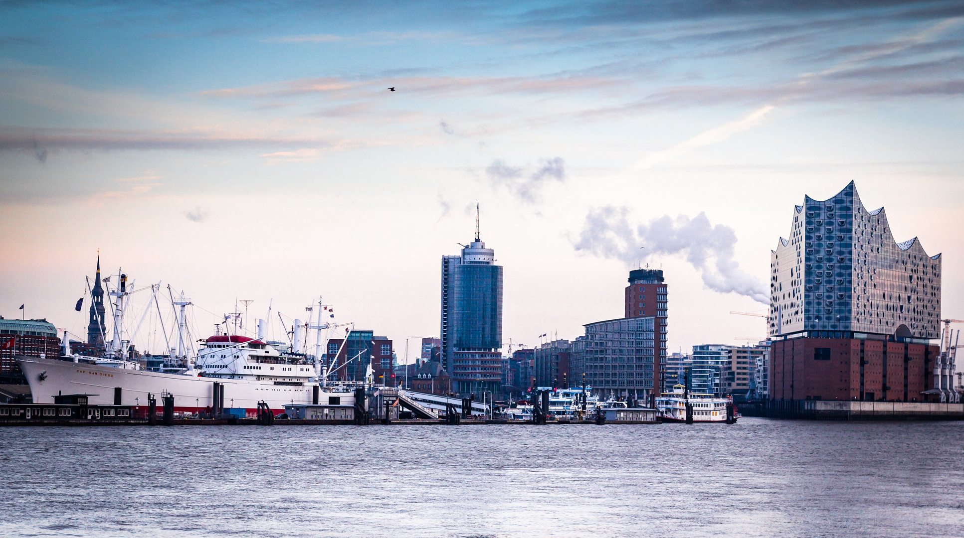 Stadtlandschaft Hamburg mit Blick auf die Landungsbrücken und die Elbphilharmonie 