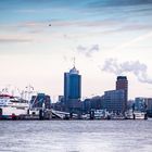 Stadtlandschaft Hamburg mit Blick auf die Landungsbrücken und die Elbphilharmonie 