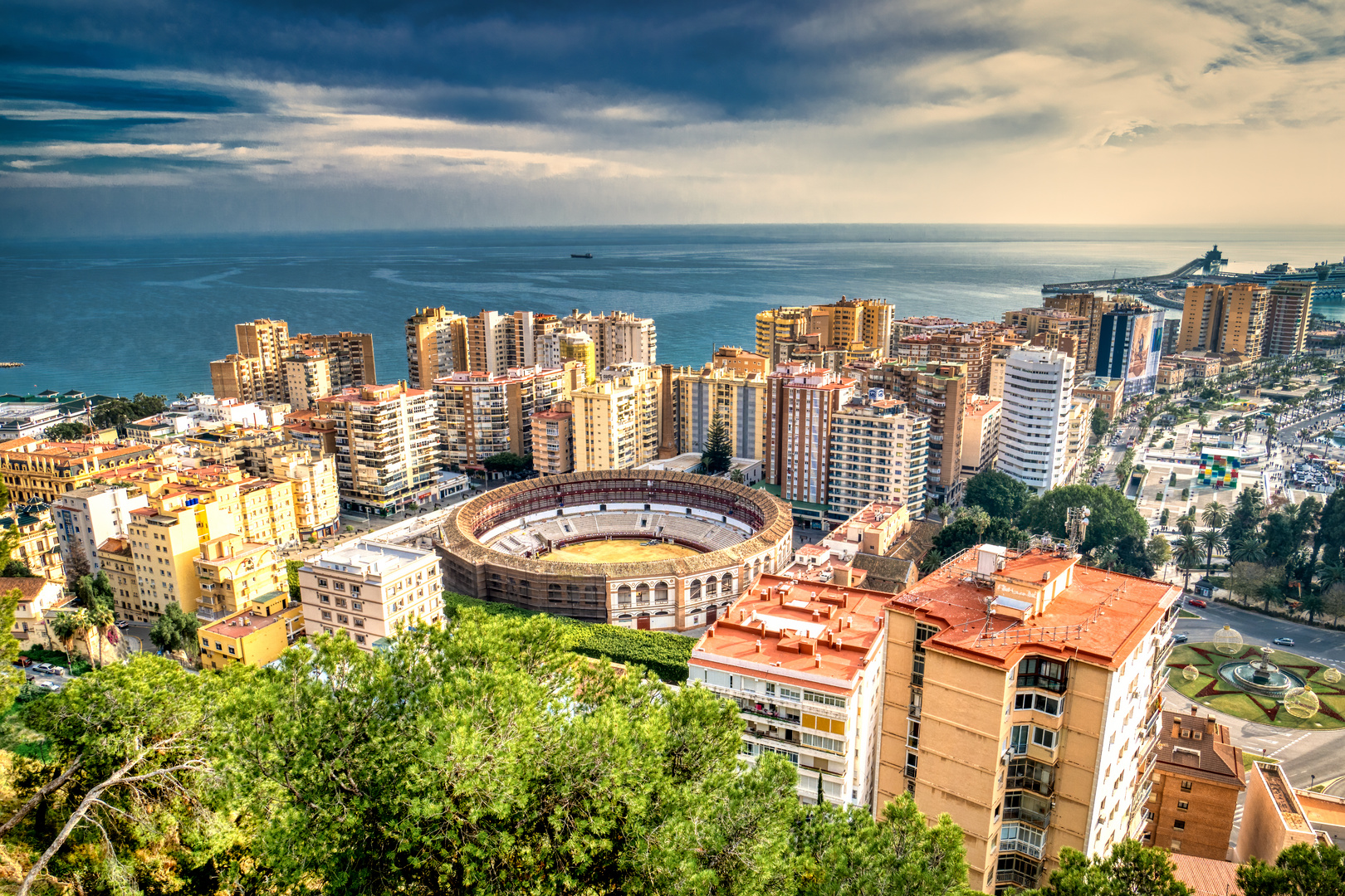 Stadtlandschaft Malaga Hafen und Plaza de toros de La Malagueta