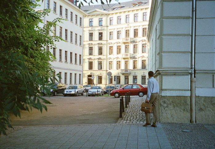 Stadtlandschaft mit Aktentasche