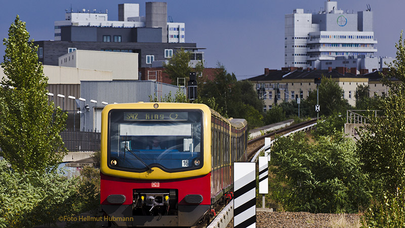 STADTLANDSCHAFT MIT S-BAHN