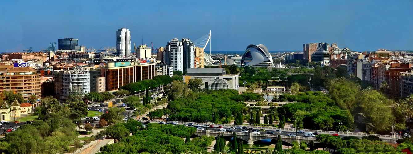  Stadtlandschaft Valencia mit Turia Park