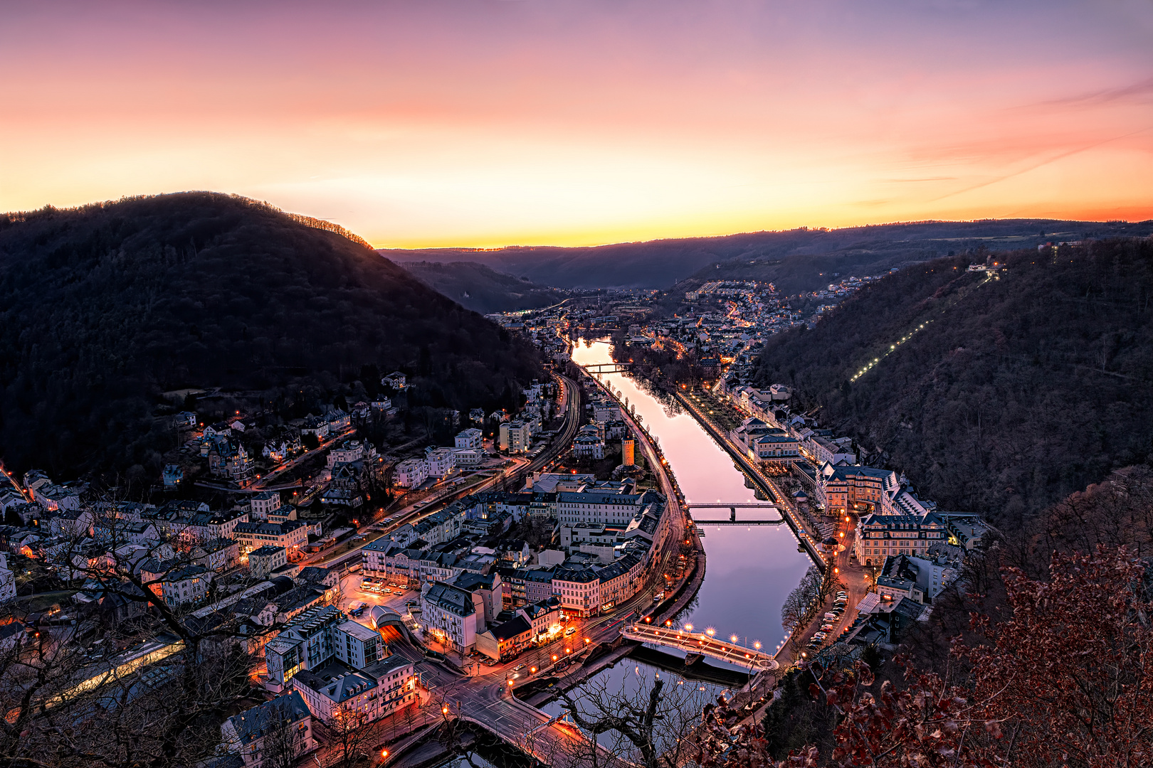 Stadtlichter im Sonnenuntergang