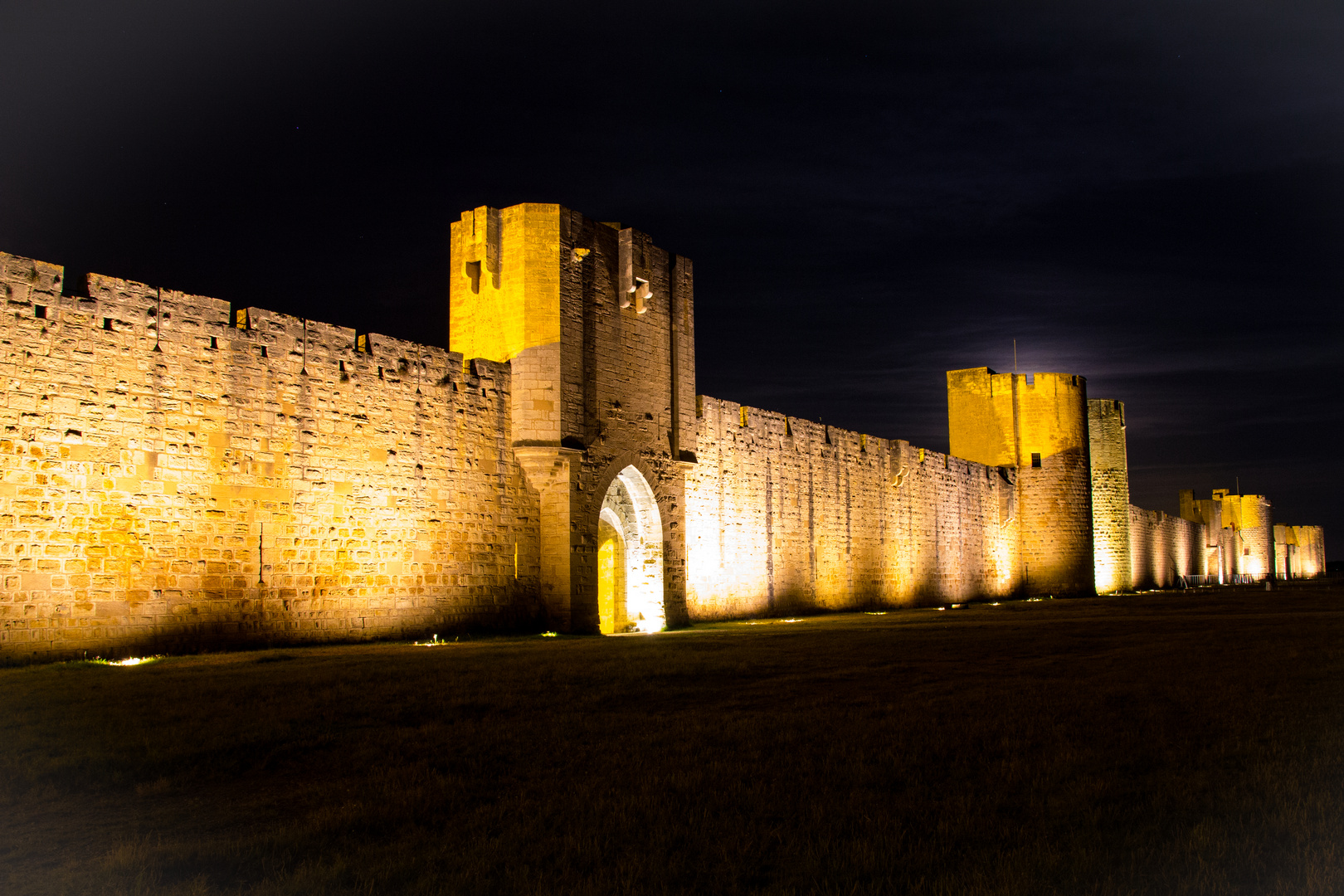 Stadtmauer Aigues-Mortes bei Nacht