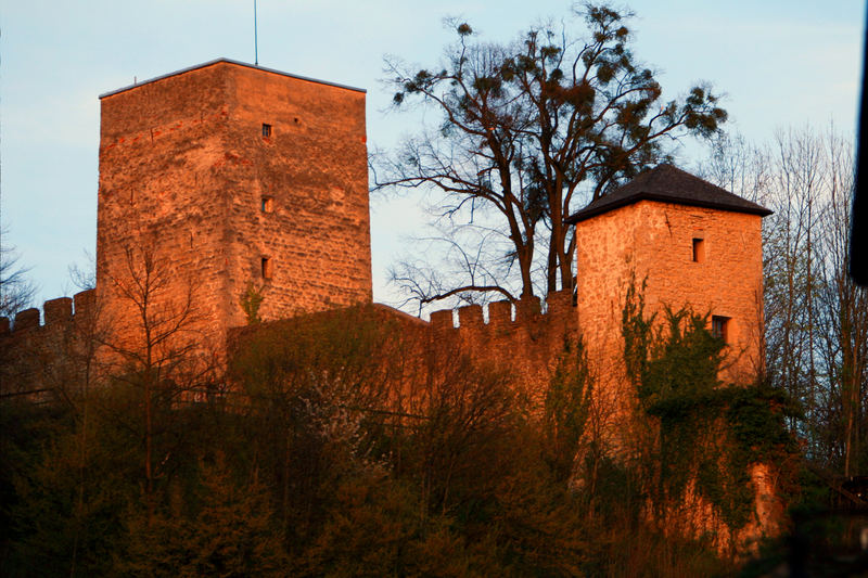 Stadtmauer im Abendsonnenlicht