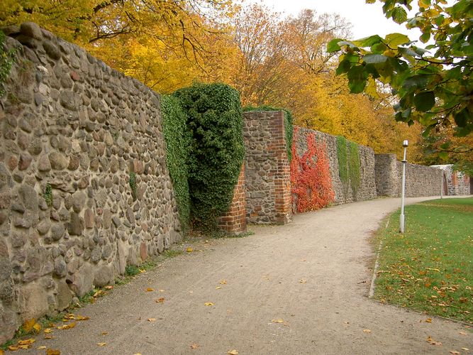 Stadtmauer im Herbst