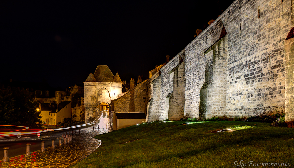 Stadtmauer im Nachtlicht