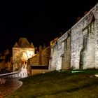 Stadtmauer im Nachtlicht