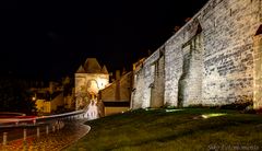 Stadtmauer im Nachtlicht