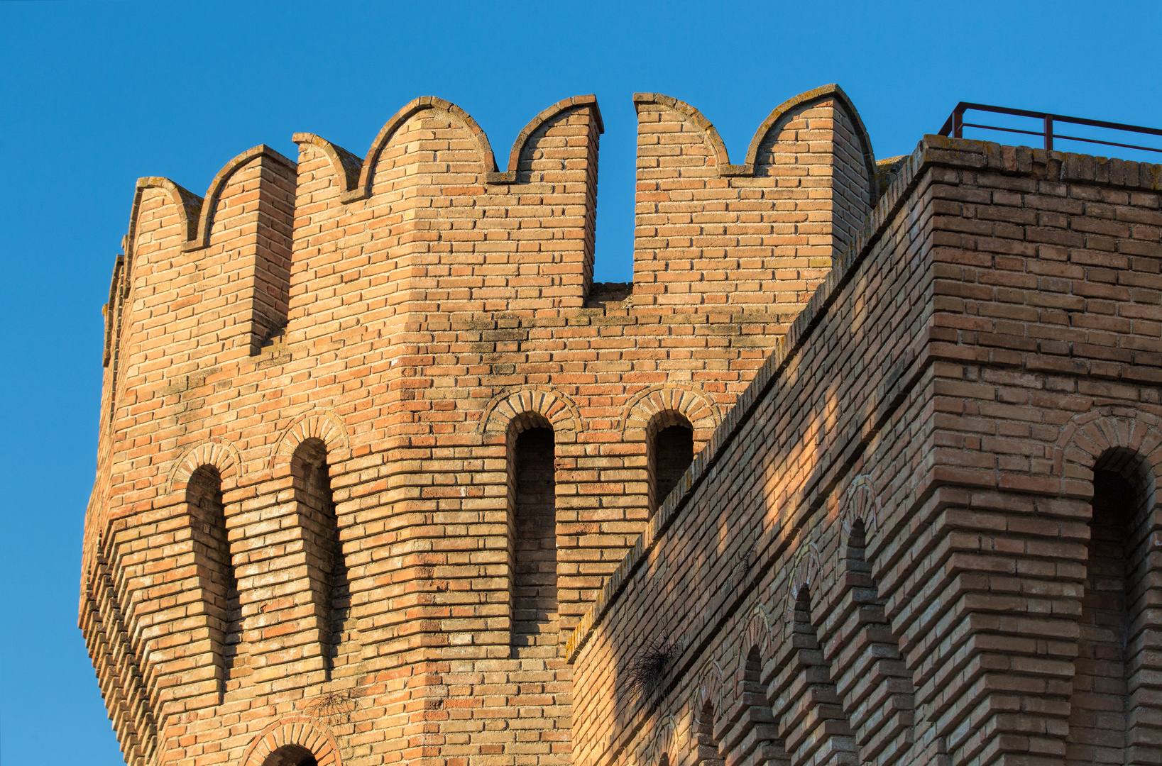 Stadtmauer mir Wehrturm in Barbara - Provinz Ancona