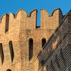 Stadtmauer mir Wehrturm in Barbara - Provinz Ancona