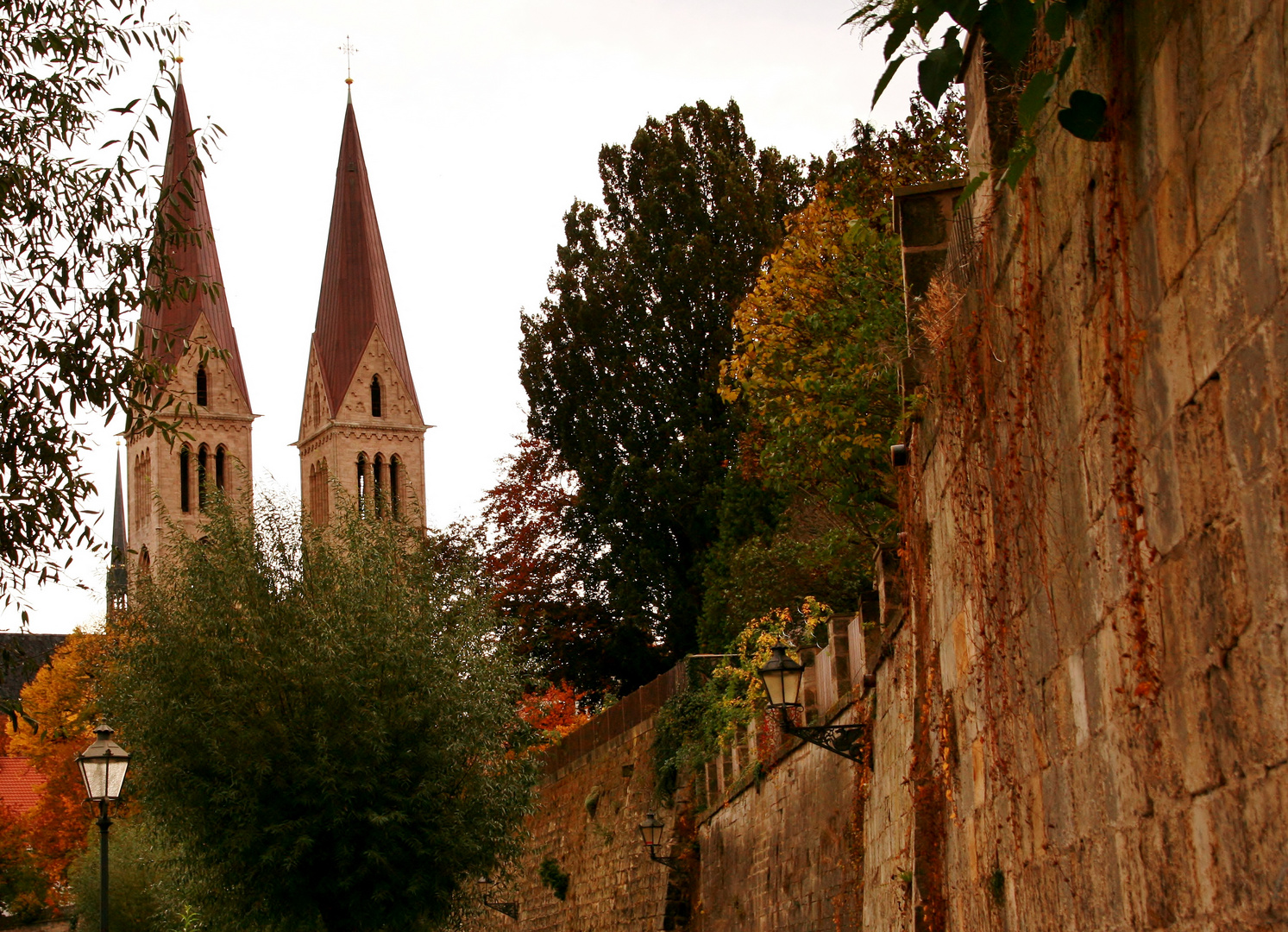 Stadtmauer mit Dom