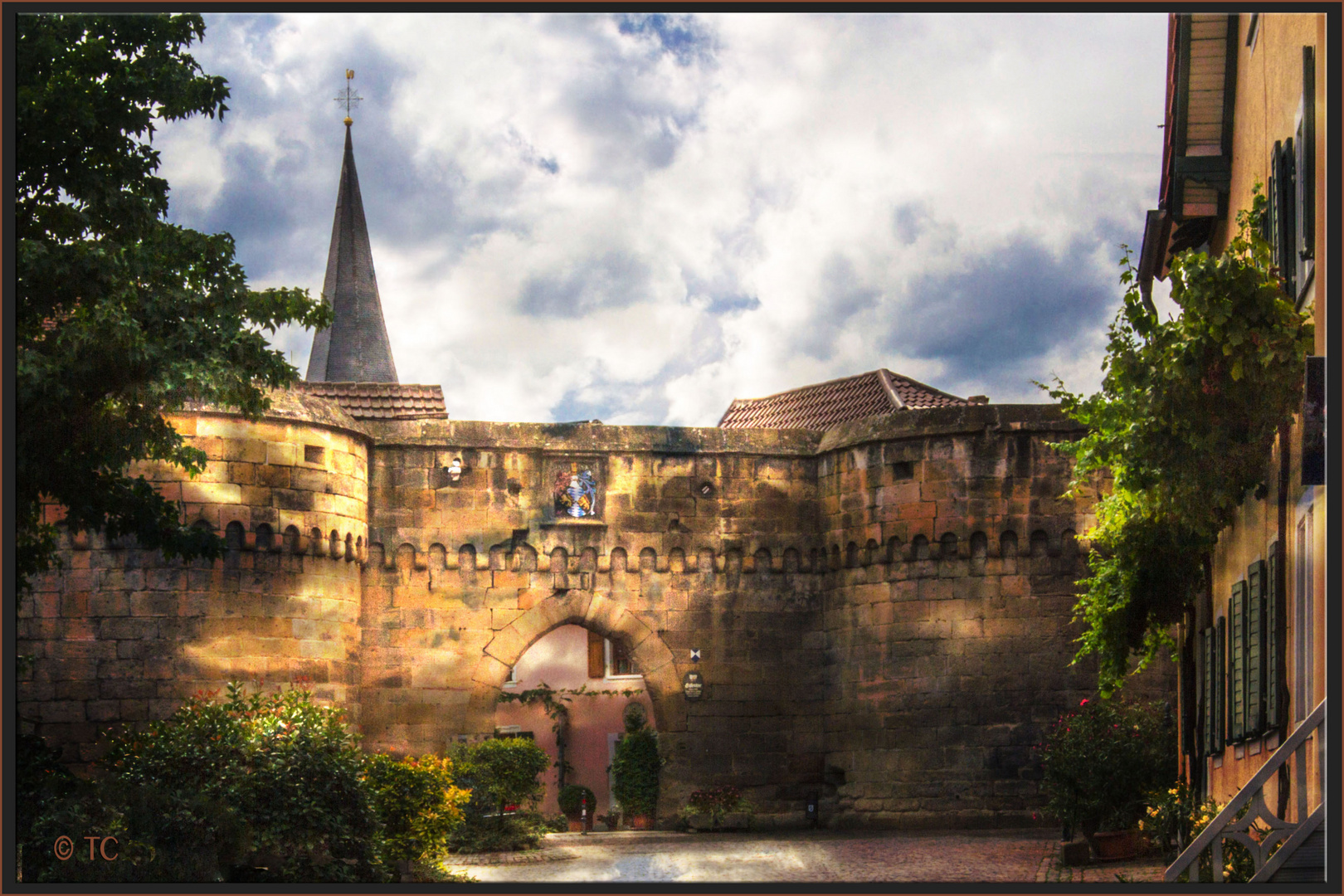 STADTMAUER MIT EISENTOR