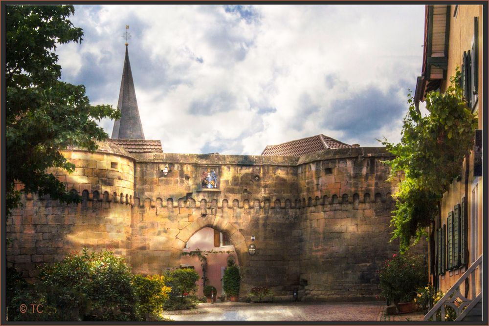 STADTMAUER MIT EISENTOR