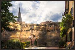 STADTMAUER MIT EISENTOR