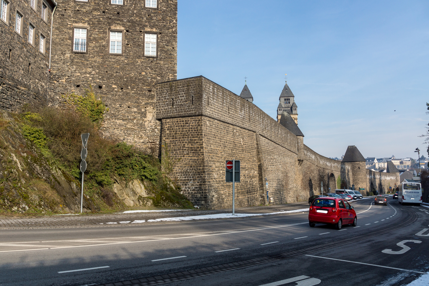 Stadtmauer mit Genovevaburg in Mayen 08.02.2018