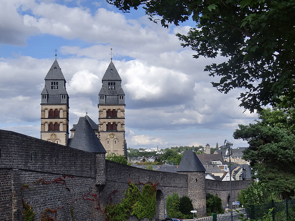 Stadtmauer mit Herz-Jesu-Kirche