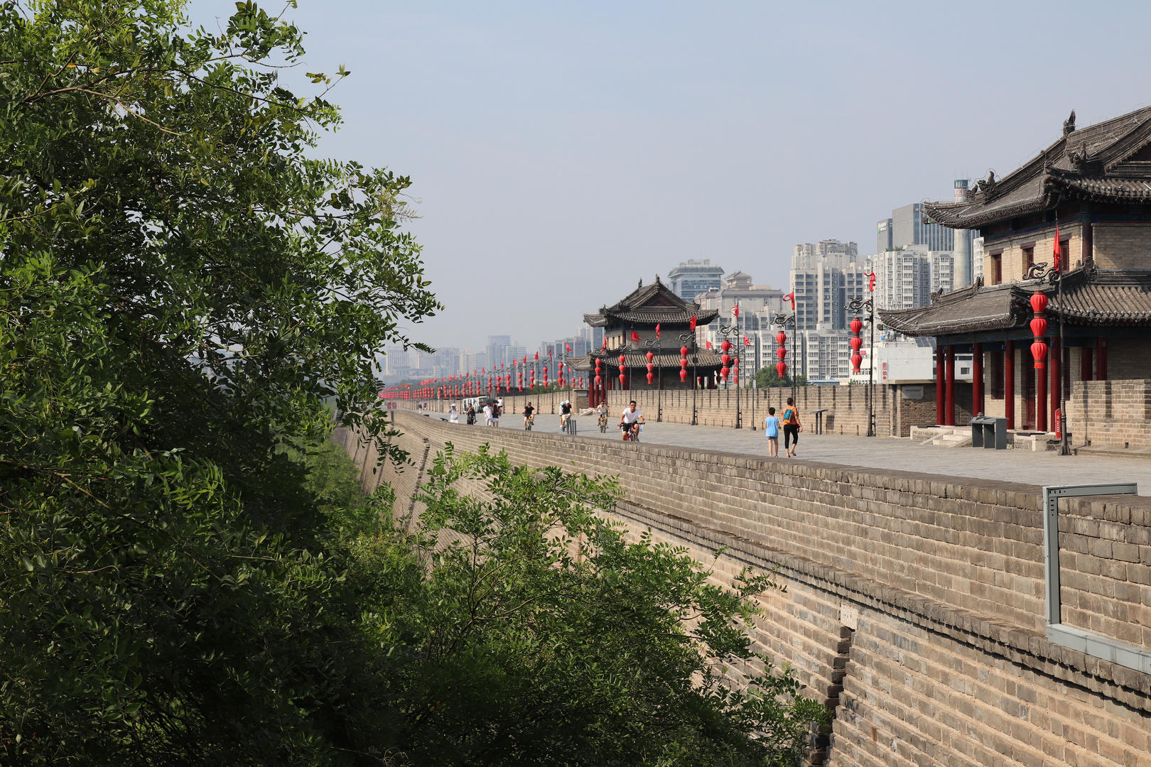  Stadtmauer mit Türmen in Xi’an
