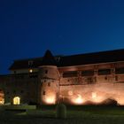 Stadtmauer und Sandauer Tor bei Nacht