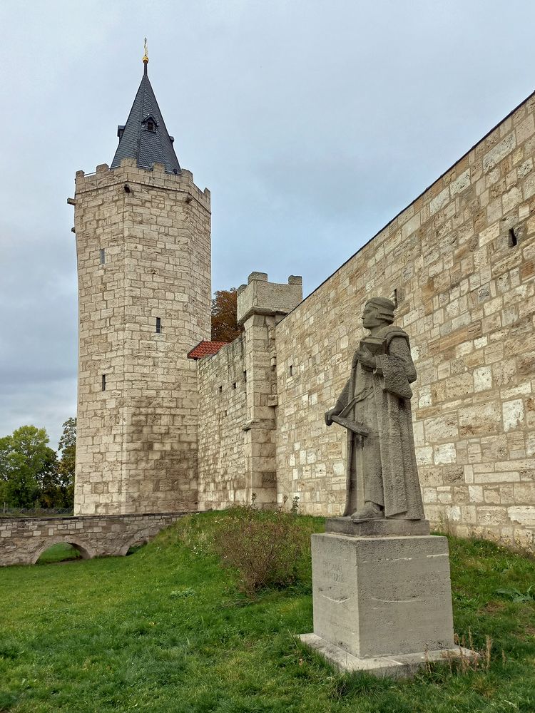 Stadtmauer und Thomas-Müntzer-Denkmal