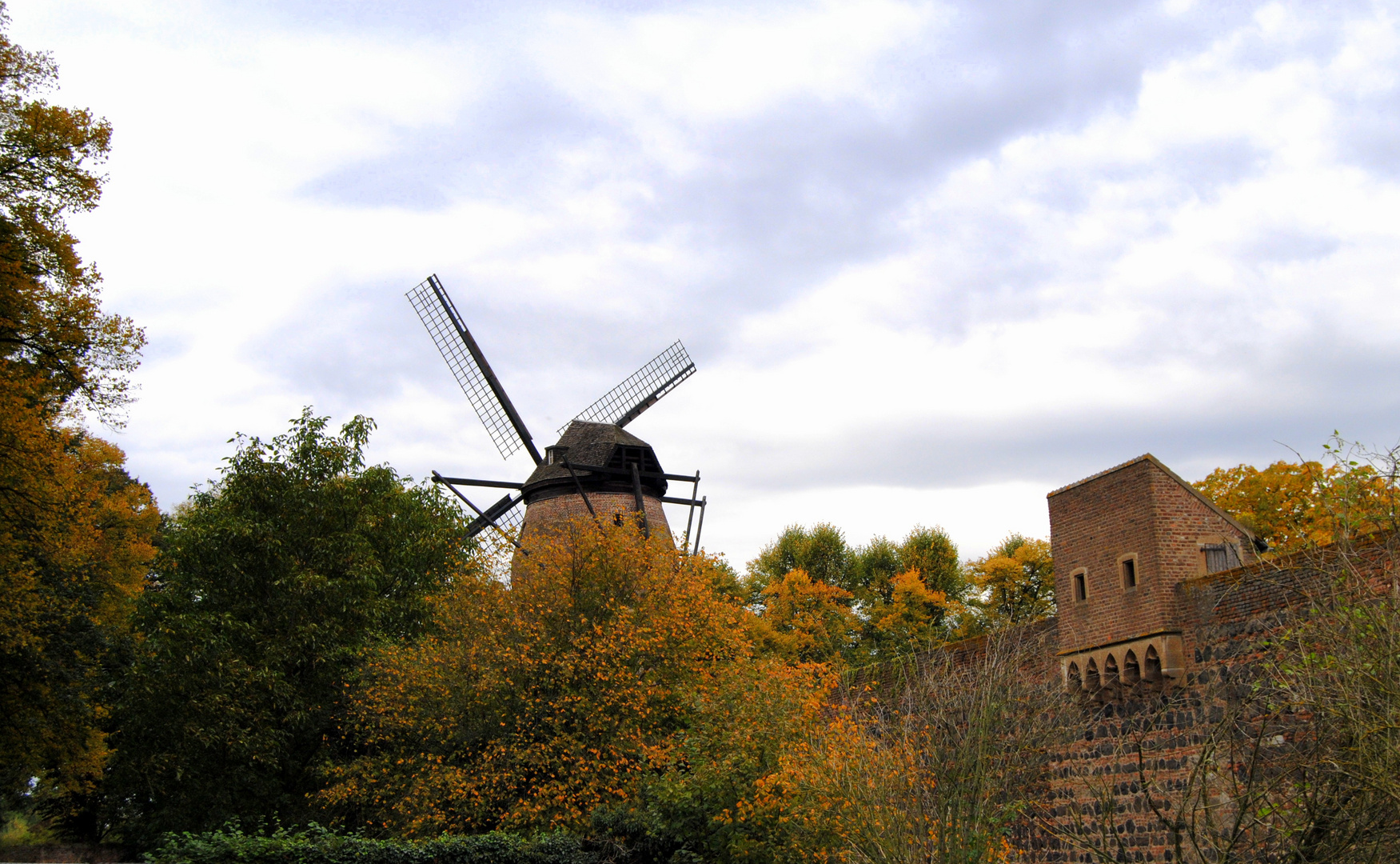 Stadtmauer und Windmühle in Zons