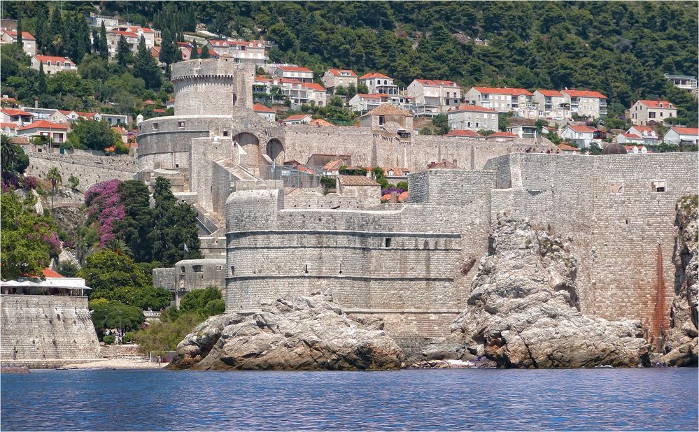 STADTMAUER VOM SEE-DUBROVNIK