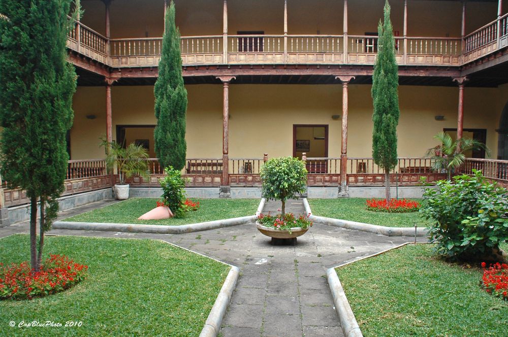 Stadtmuseum mit einem klassischen kanarischen Innenhof mit Palmen und Galerien