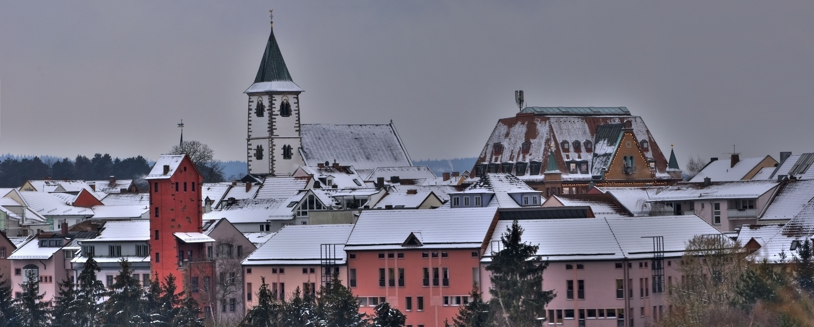 Stadtpanorama mit Kirche und Rathaus