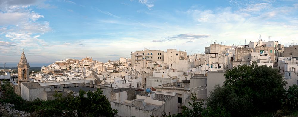 Stadtpanorama von Ostuni im Abendlicht