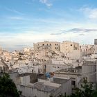 Stadtpanorama von Ostuni im Abendlicht