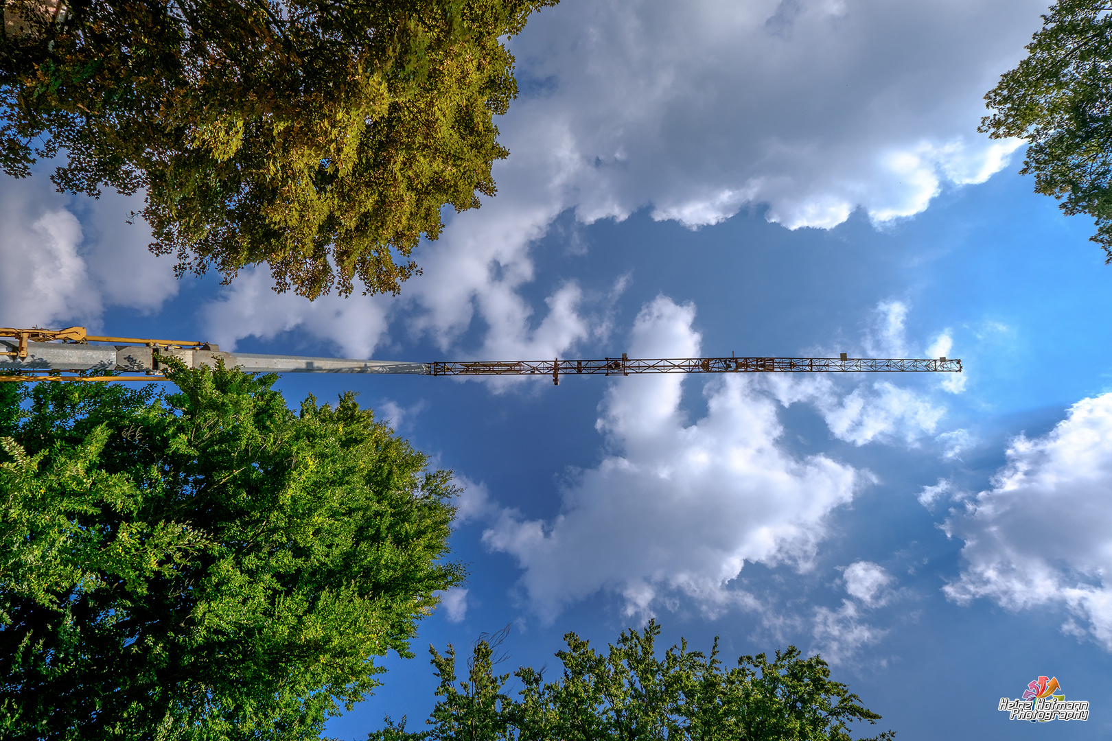 Stadtpark Marktredwitz - Blau-weißer Himmel mit Kran