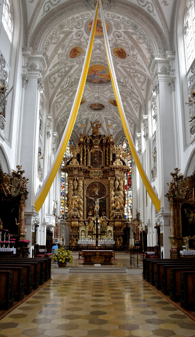 Stadtpfarrkirche Mariä Himmelfahrt Landsberg Blick zum Altar